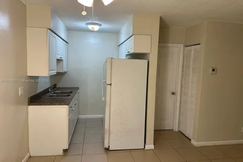 214 SE 8th St # 5, Hallandale Beach FL 33009
