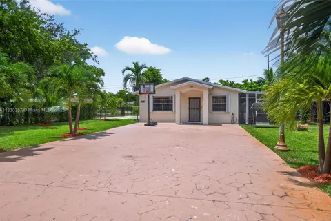 395 NW 124th St, North Miami FL 33168