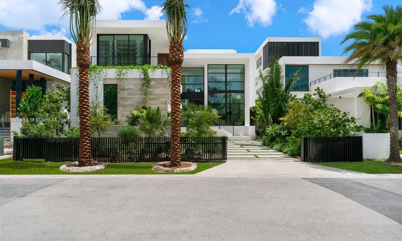 1045 N Venetian Dr, Miami FL 33139