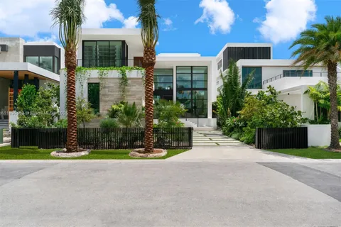 1045 N Venetian Dr, Miami FL 33139