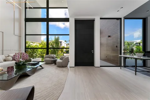 1045 N Venetian Dr, Miami FL 33139