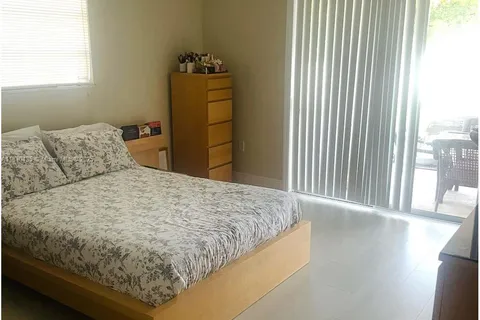 6790 SW 10th Ct, Pembroke Pines FL 33023