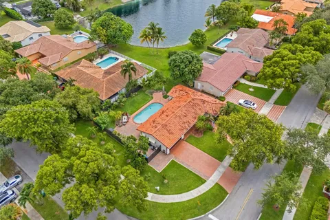 6963 Seagrape Ter, Miami Lakes FL 33014