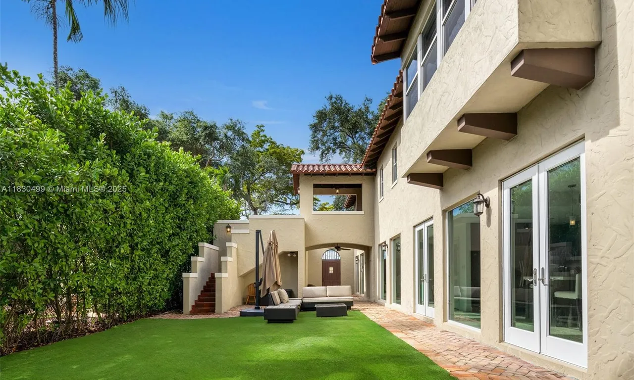 440 Rosaro Ave, Coral Gables FL 33146