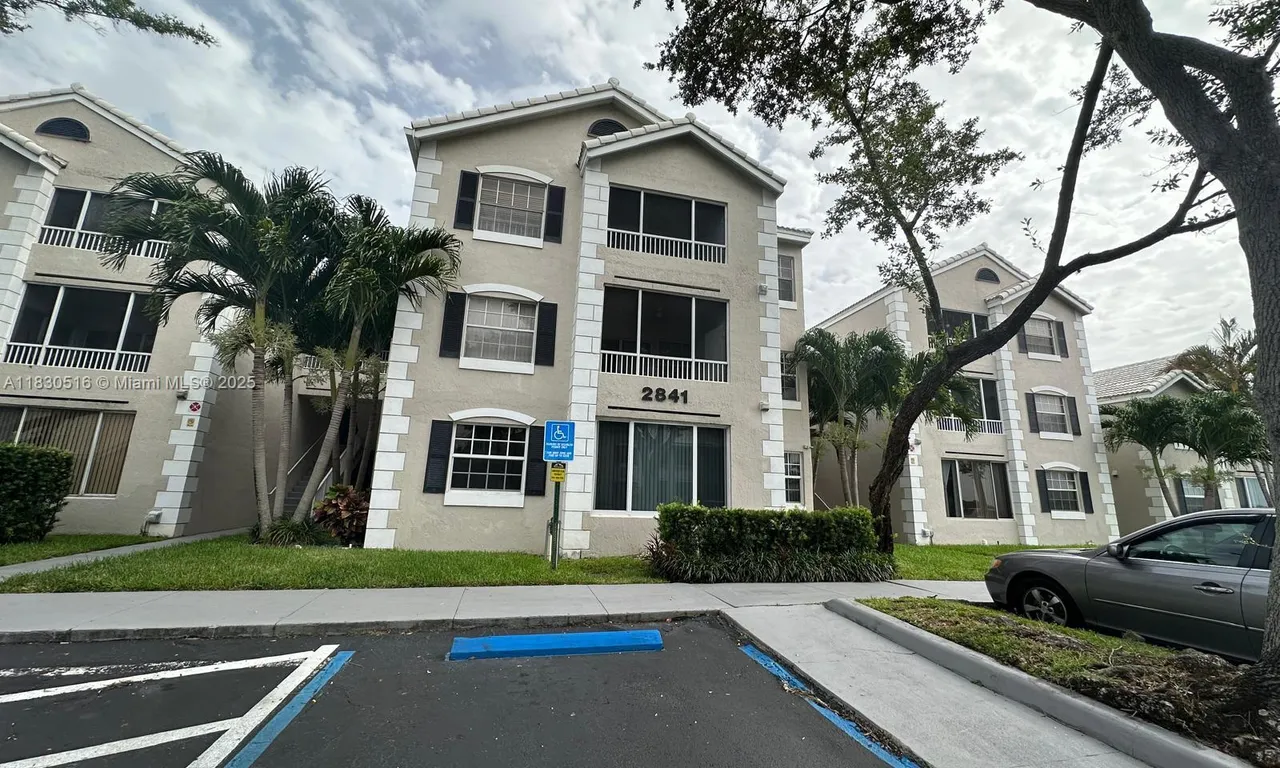 2841 N Oakland Forest Dr # 205, Oakland Park FL 33309