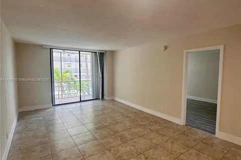 2935 NE 163rd St # 3P, North Miami Beach FL 33160