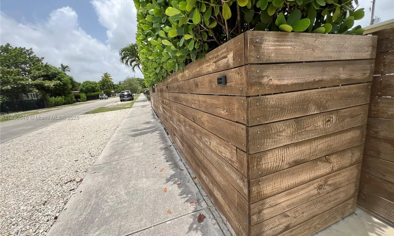 323 NW 105th St, Miami FL 33150