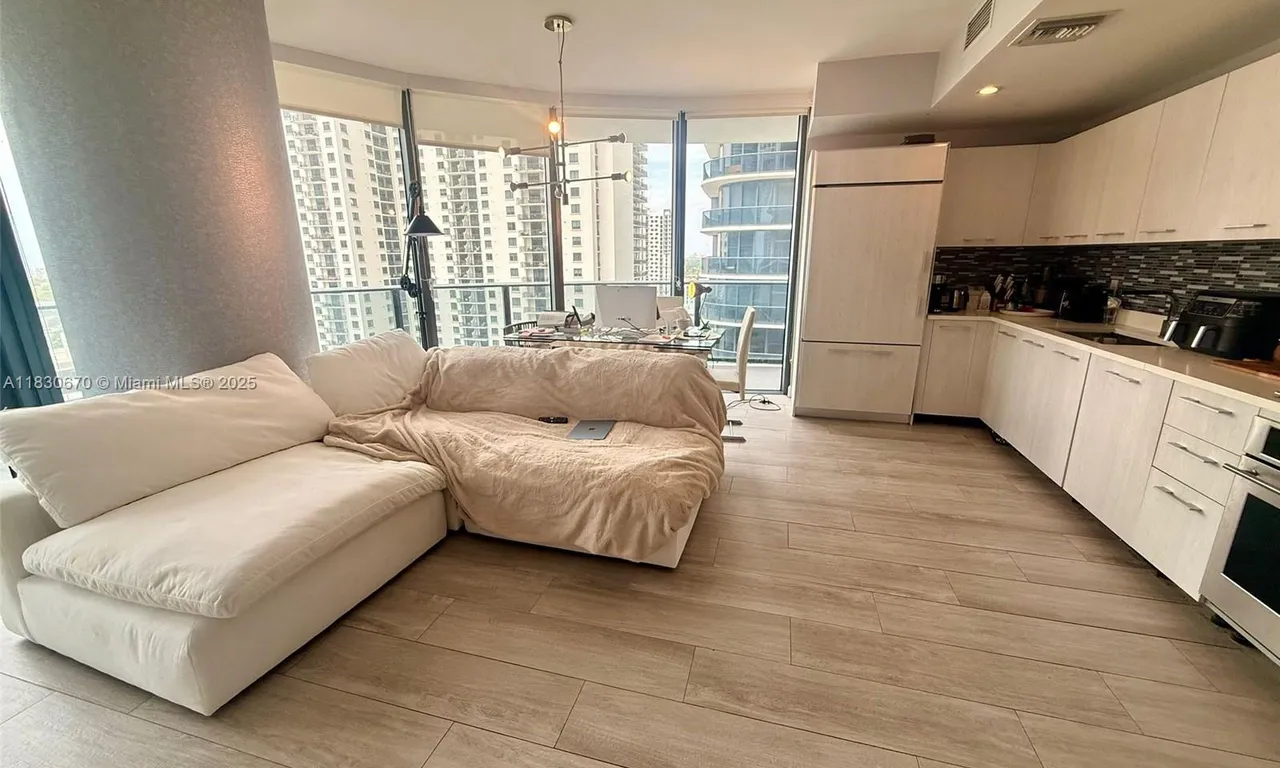 45 SW 9th St # 1906, Miami FL 33130