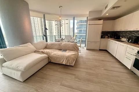45 SW 9th St # 1906, Miami FL 33130