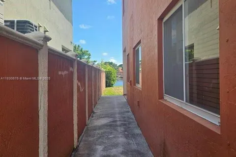 16600 SW 45th St # 1, Miami FL 33185