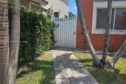 16600 SW 45th St # 1, Miami FL 33185
