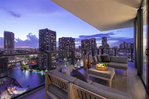 68 SE 6th St # 2512, Miami FL 33131