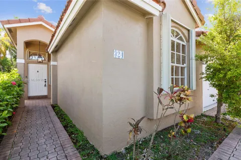 324 NW 107th Ave, Pembroke Pines FL 33026