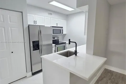 2831 N Oakland Forest Dr # 108, Oakland Park FL 33309