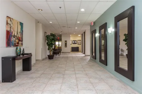 900 NE 195th St, Miami FL 33179