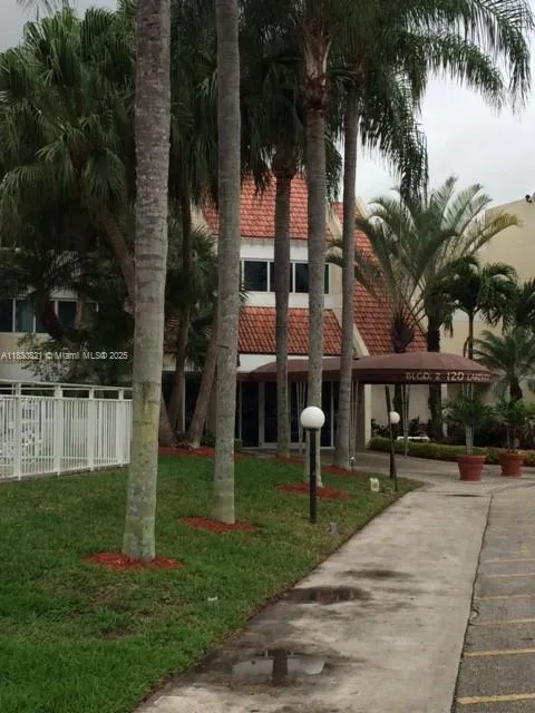 120 Lakeview Dr # 219, Weston FL 33326