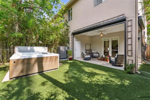 704 SW 16th St, Fort Lauderdale FL 33315