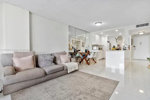 800 Parkview Dr # 616, Hallandale Beach FL 33009