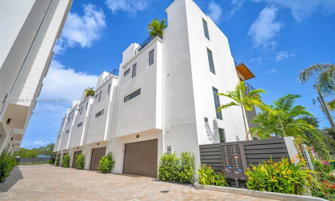 820 NE 2nd St, Fort Lauderdale FL 33301