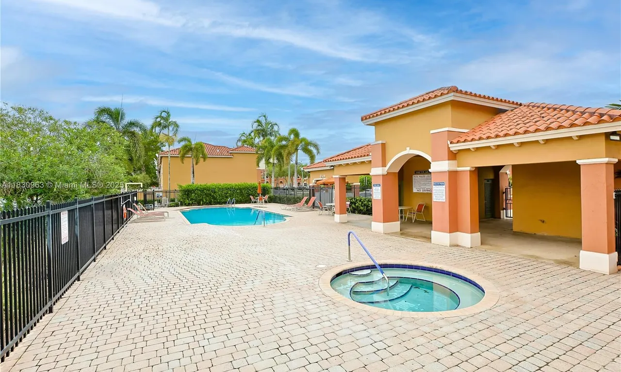10607 SW 6th St # 1006, Pembroke Pines FL 33025