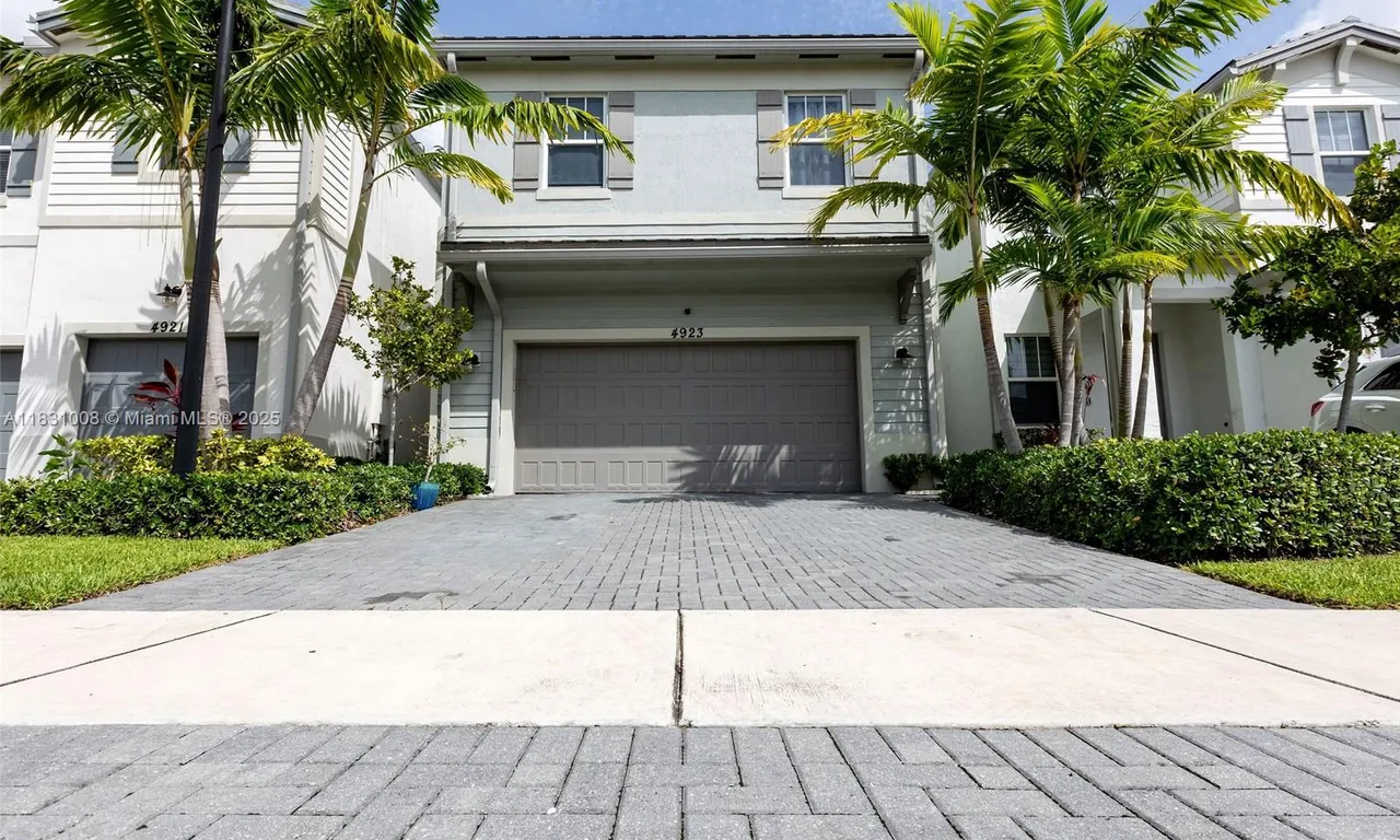 4923 NW 48th Ter, Tamarac FL 33319