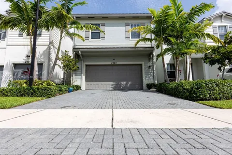 4923 NW 48th Ter, Tamarac FL 33319