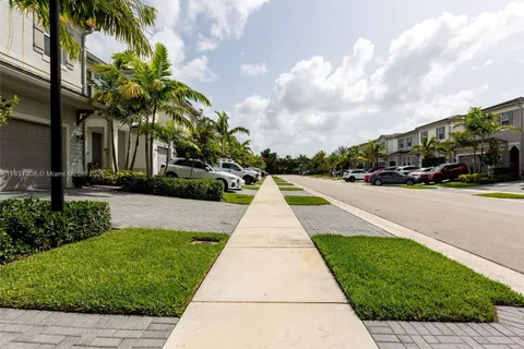 4923 NW 48th Ter, Tamarac FL 33319