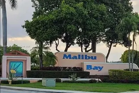521 NW 208th Cir, Pembroke Pines FL 33029