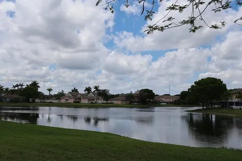 521 NW 208th Cir, Pembroke Pines FL 33029