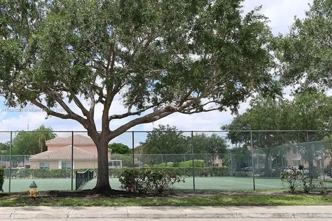 521 NW 208th Cir, Pembroke Pines FL 33029