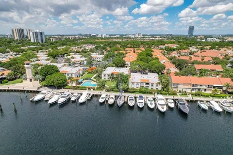 3552 Magellan Cir # 122, Aventura FL 33180
