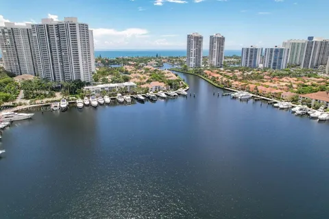 3552 Magellan Cir # 122, Aventura FL 33180