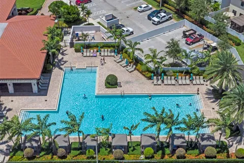 10021 W 32nd Ln, Hialeah FL 33018