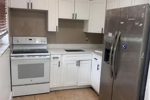 221 NE 40th St # 2, Oakland Park FL 33334