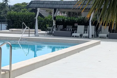 491 Ives Dairy Rd # 5, Miami FL 33179