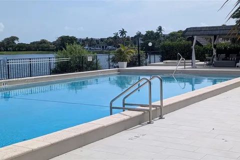 491 Ives Dairy Rd # 5, Miami FL 33179
