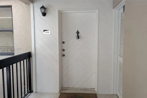 491 Ives Dairy Rd # 5, Miami FL 33179