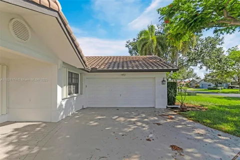 5621 Carriage Ln, Davie FL 33331