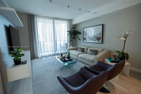 45 SW 9th St # 1705, Miami FL 33130