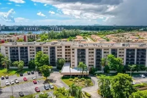 900 NE 195th St # 314, Miami FL 33179