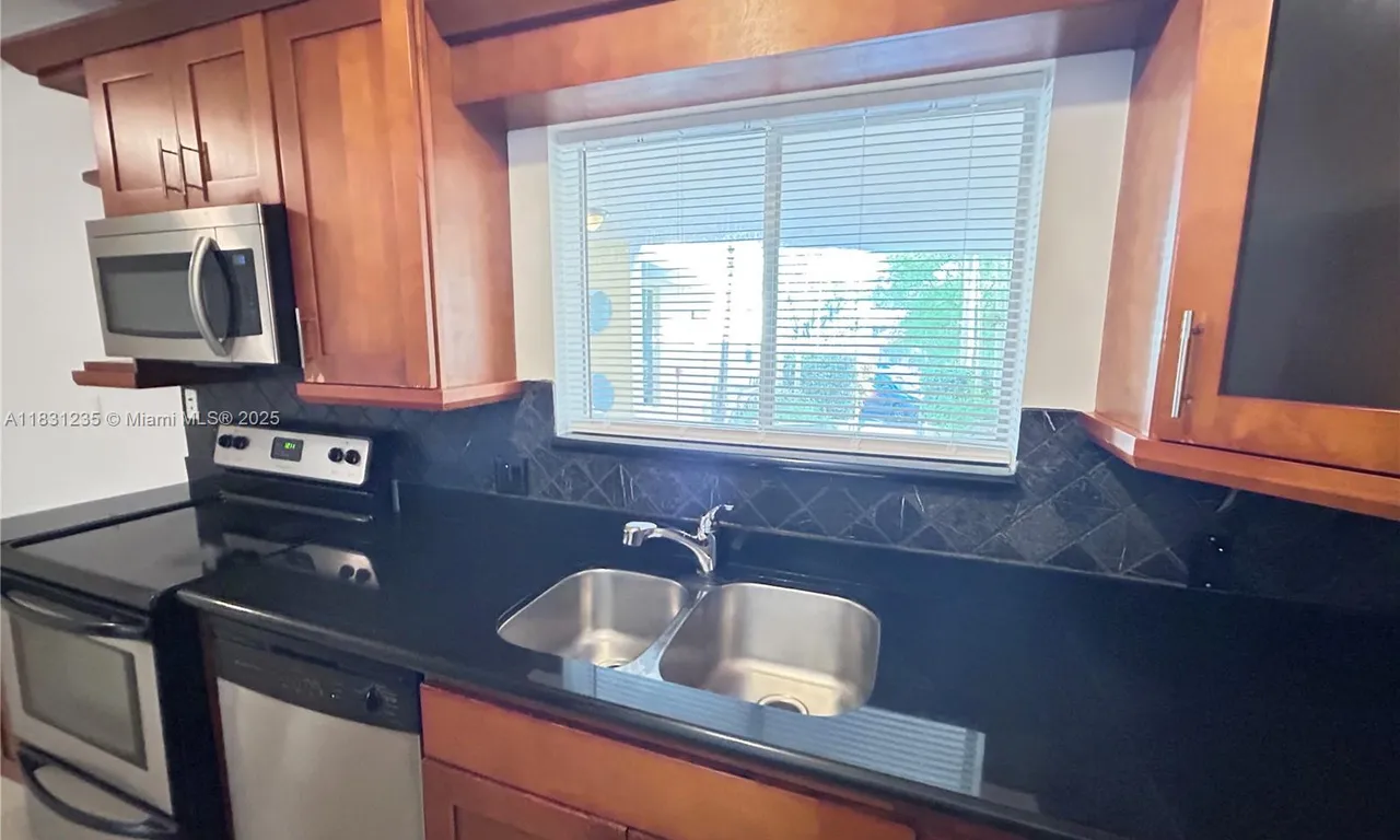 2880 Pine Tree Dr # 3, Miami Beach FL 33140
