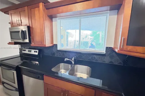 2880 Pine Tree Dr # 3, Miami Beach FL 33140