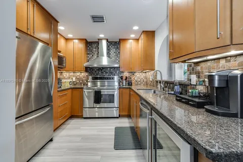 1950 NE 60th St, Fort Lauderdale FL 33308