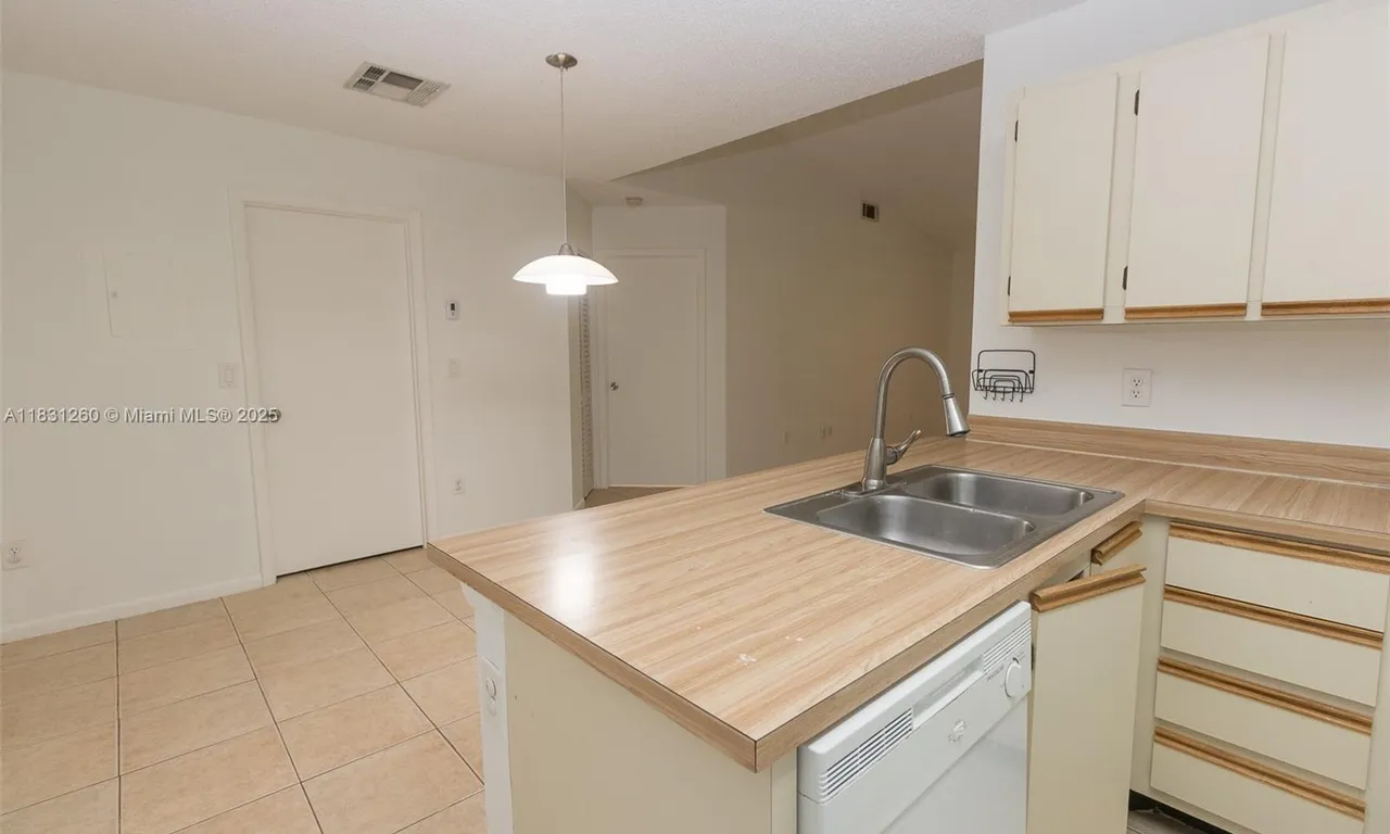 18328 NW 68th Ave # P, Hialeah FL 33015