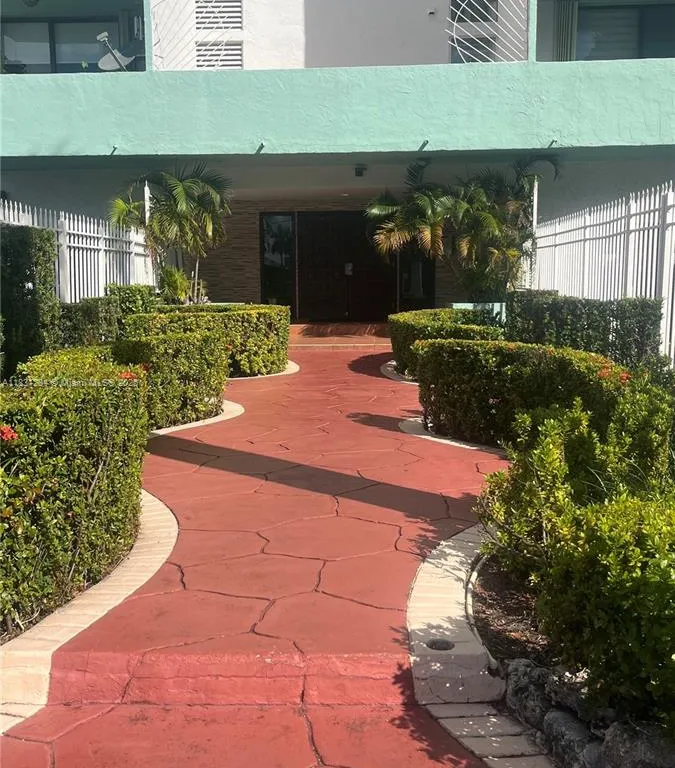 1825 W 44th Pl # 309, Hialeah FL 33012