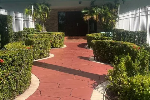 1825 W 44th Pl # 309, Hialeah FL 33012
