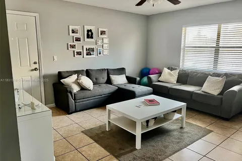 2521 Pierce St # 6, Hollywood FL 33020