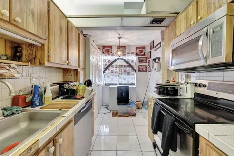 3070 NW 48th Ter # 415, Lauderdale Lakes FL 33313
