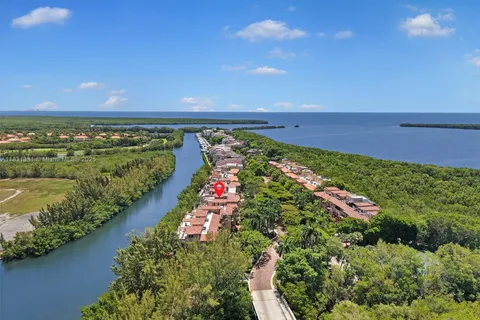 6226 Paradise Point Dr, Palmetto Bay FL 33157
