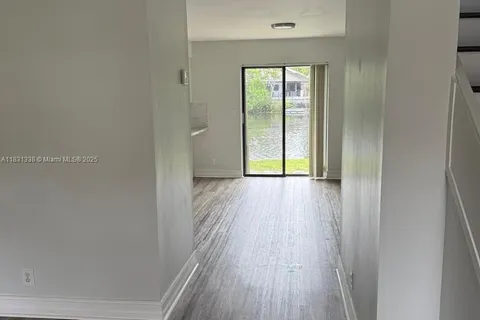 242 Wimbledon Lake Dr # 242, Plantation FL 33324